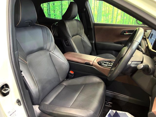 【黒革シート】上質な本革を使用し、高級感あふれる黒革シート。常に体に触れる部分だから、座り心地の良さにはこだわりたいですね♪汚れの付着や劣化を抑制する内装コーティング施工もおススメですよ♪