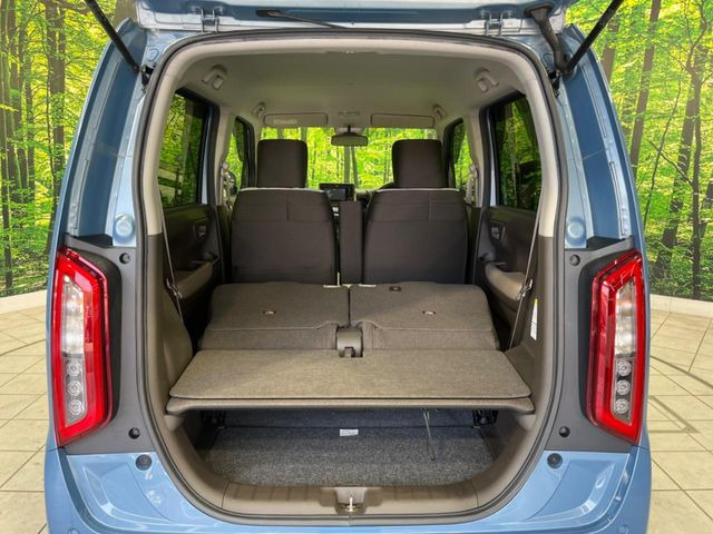 後席を格納すると、これだけの広さが!シーンに合わせたシートアレンジで、大きな荷物も積むことが出来ます♪