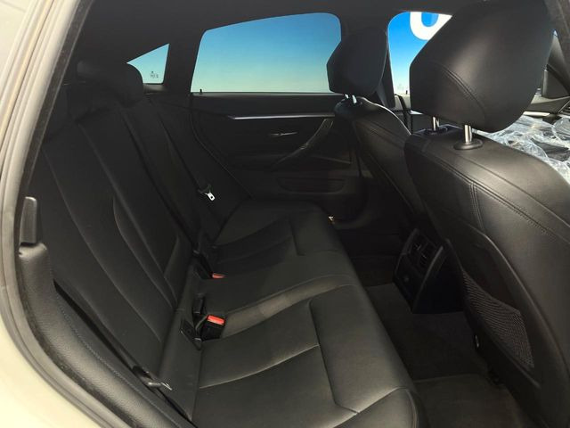 ●後部座席も気になるようなキズ・汚れやへたり等、大きなダメージはなく、良好な状態です。