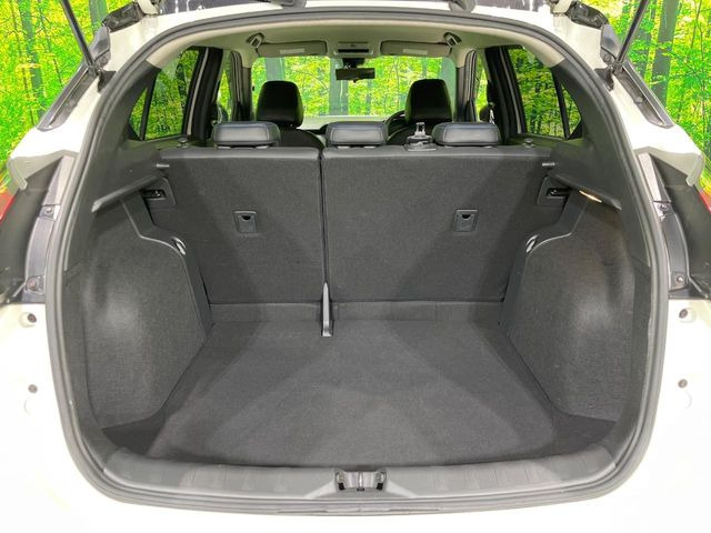 ラゲッジルームは、大容量のスペースを確保。普段のお買い物からレジャーまで、幅広く活躍してくれます!また、リアシートを倒すことでバリエーション豊かにお使いいただけます。