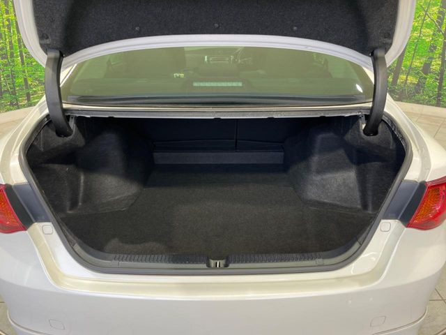 ラゲッジルームは、大容量のスペースを確保。普段のお買い物からレジャーまで、幅広く活躍してくれます!また、リアシートを倒すことでバリエーション豊かにお使いいただけます。