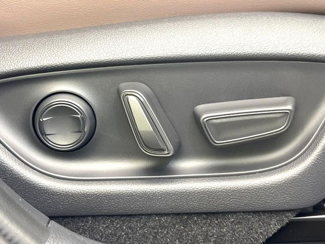 【パワーシート】スイッチ一つで簡単にシートの微調整が可能!電動だから力もいりません!自分に最適なシートポジションにセットして、快適なドライブをお楽しみください。