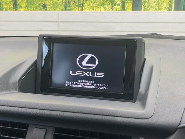 【メーカー純正ナビ】インテリアに溶け込むスタイリッシュな「専用設計」メーカーナビを装備♪視認性や操作性など基本性能にも優れ、より上質なカーライフをお楽しみいただけます。