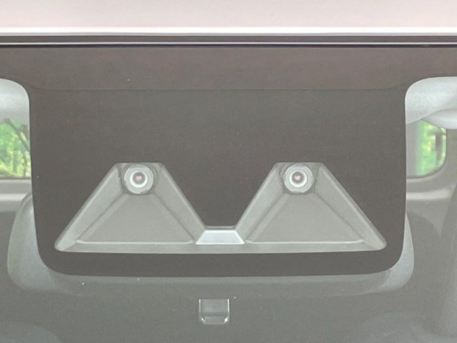 【スマートアシスト】走行中に前方の車両等を認識し、衝突しそうな時は警報とブレーキで衝突回避と被害軽減をアシスト。より安全にドライブをお楽しみいただけます。