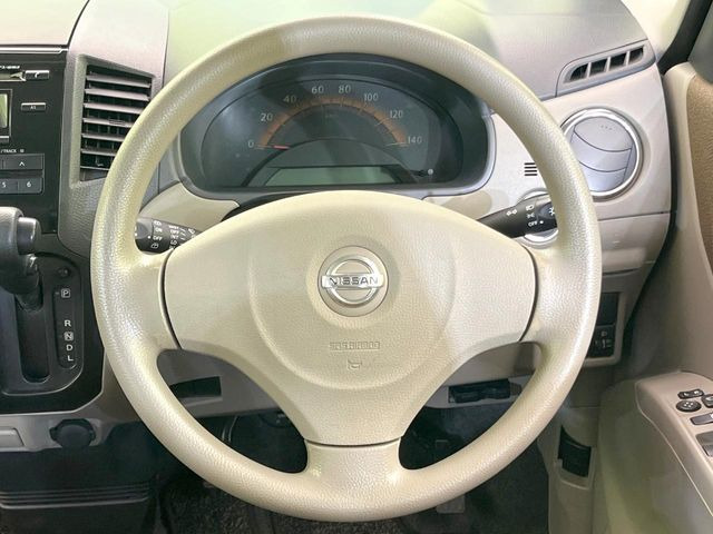 �C���e���A�ɍ��킹���f�U�C���̃X�e�A�����O�́A�^�]�������̂��Ƃ��l���A�^�]���₷���`��A�傫���ł��B�����x�A���ۂɐG���Ă��m���߂��������B