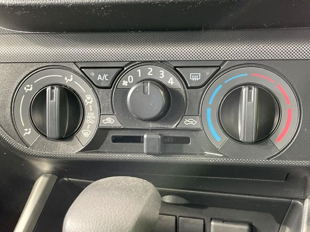 寒い冬も暑い夏も全席に快適な空調を届けてくれる、ダイヤル式エアコンを装備♪