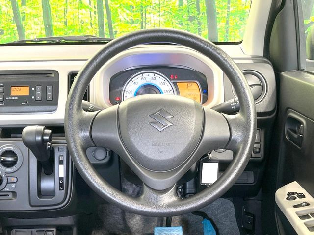 �C���e���A�ɍ��킹���f�U�C���̃X�e�A�����O�́A�^�]�������̂��Ƃ��l���A�^�]���₷���`��A�傫���ł��B�����x�A���ۂɐG���Ă��m���߂��������B