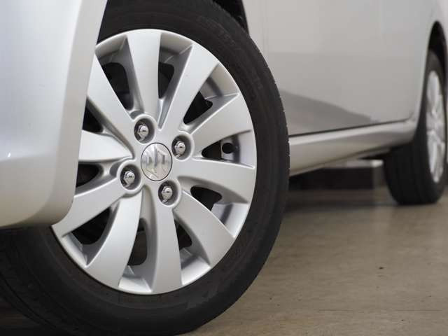 タイヤのホイールの細かいところまでキレイいにしてからお渡しします!