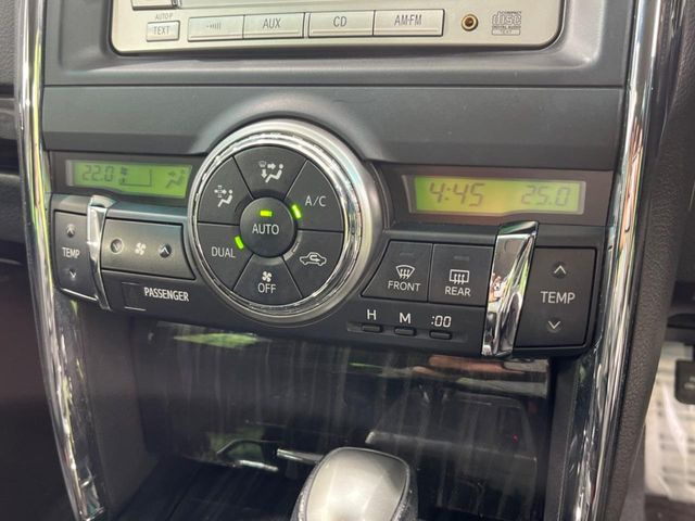 【オートエアコン】一度お好みの温度に設定すれば、車内の温度を検知し風量や温度を自動で調整。暑い&hellip;寒い&hellip;と何度もスイッチ操作をする必要はありません。快適な車内空間には必須の機能ですね♪