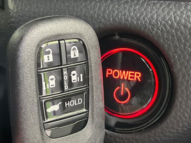 �yHonda�X�}�[�g�L�[�z�J�o����|�P�b�g�ɓ��ꂽ�܂܂ł��h�A�̎{���E�������\�ȃX�}�[�g�L�[�𑕔��B�G���W���̃I���E�I�t�����J�M�����o���K�v����������Ƃ��Ă��֗��ł���