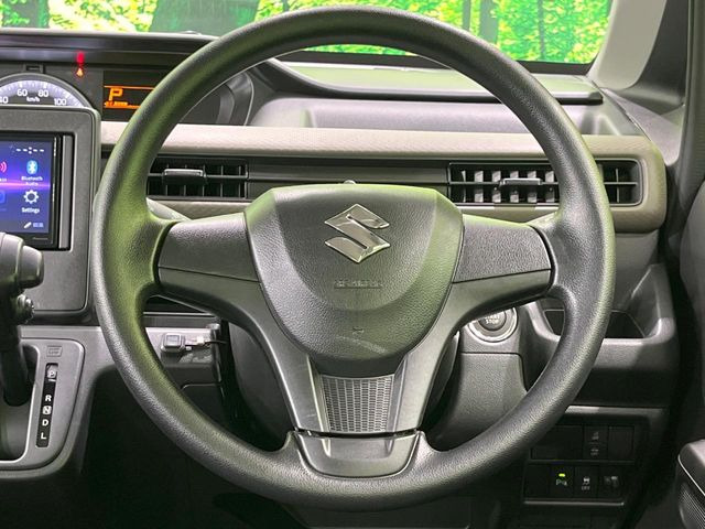 �C���e���A�ɍ��킹���f�U�C���̃X�e�A�����O�́A�^�]�������̂��Ƃ��l���A�^�]���₷���`��A�傫���ł��B�����x�A���ۂɐG���Ă��m���߂��������B