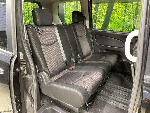 後部座席も気になるようなキズ・汚れやへたり等、大きなダメージはなく、良好な状態です。