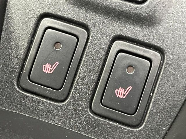 【シートヒーター】寒い日に重宝するシートヒーター!エアコンより早く温まってくれるので寒がりの人も安心ですね♪エアコンの温風は乾燥するから苦手、という方にもをおすすめです。