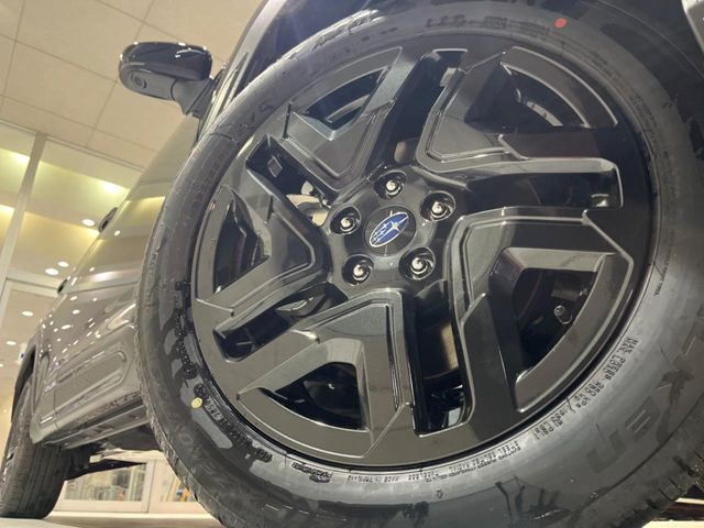 �y����18�C���`�A���~�z�C�[���z�O�ςɃ}�b�`���������A���~�z�C�[���𑕒����Ă���܂��B�e��ЊO�A���~�z�C�[����A�X�^�b�h���X�^�C�����戵�����Ă���܂��B���񂲑��k����������