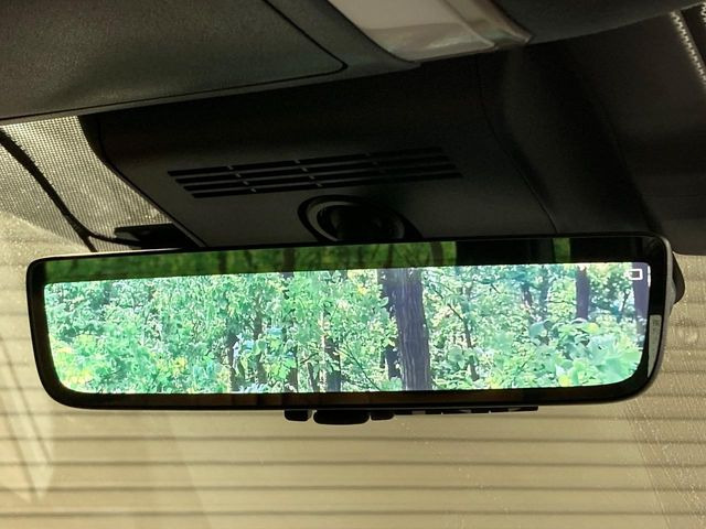 【デジタルインナーミラー】後席の大きな荷物や同乗者で後方が確認しづらい時でも安心!カメラが撮影した車両後方の映像をルームミラー内に表示。クリアな視界で状況の確認が可能です!