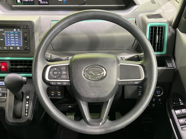 �C���e���A�ɍ��킹���f�U�C���̃X�e�A�����O�́A�^�]�������̂��Ƃ��l���A�^�]���₷���`��A�傫���ł��B�����x�A���ۂɐG���Ă��m���߂��������B