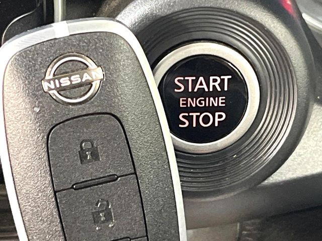 【インテリジェントキー】カバンやポケットに入れたままでもドアの施錠・解錠が可能なスマートキーを装備。エンジンのオン・オフ時もカギを取り出す必要が無いからとっても便利です♪