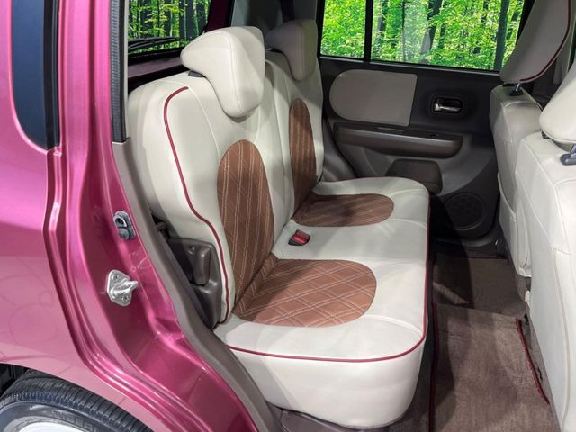 【合皮レザーシート】汚れのふき取りが容易でメンテナンスもが簡単な、機能性に優れる合成皮革を採用した上質なシートです。座り心地もよく、高級感あふれる心地良い車内空間を演出してくれます。