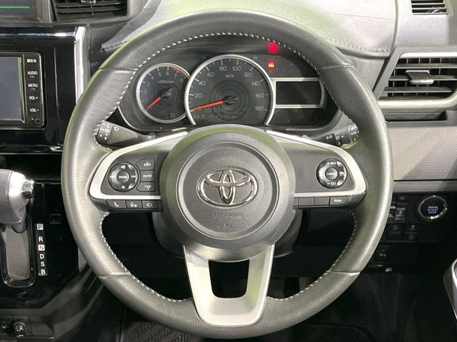 �C���e���A�ɍ��킹���f�U�C���̃X�e�A�����O�́A�^�]�������̂��Ƃ��l���A�^�]���₷���`��A�傫���ł��B�����x�A���ۂɐG���Ă��m���߂��������B