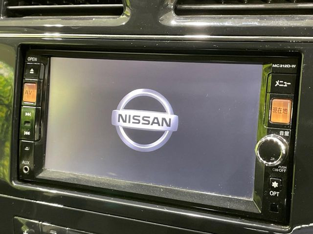 【純正ナビ】人気の純正ナビを装備しております。ナビの使いやすさはもちろん、オーディオ機能も充実!キャンプや旅行はもちろん、通勤や買い物など普段のドライブも楽しくなるはず♪