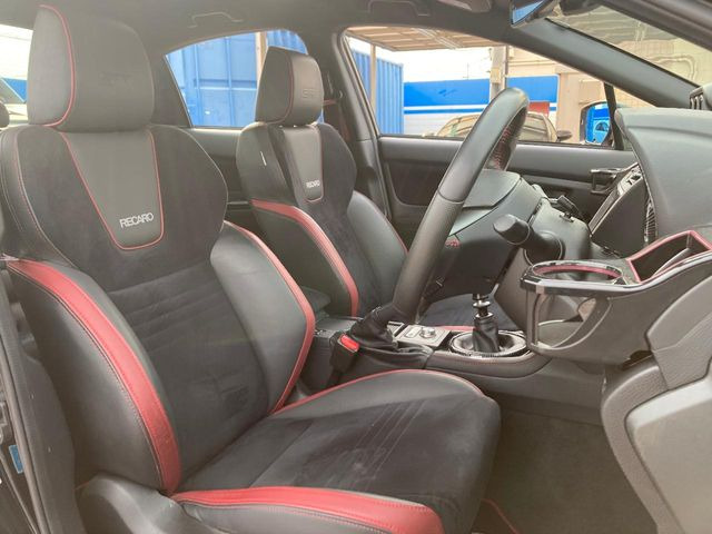 【オプションRECARO製シート】人間工学に基づいた面圧分布によって腰への負担や長時間運転時の疲労発生を軽減☆一目でレカロとわかるスポーティなルックスが特徴です。