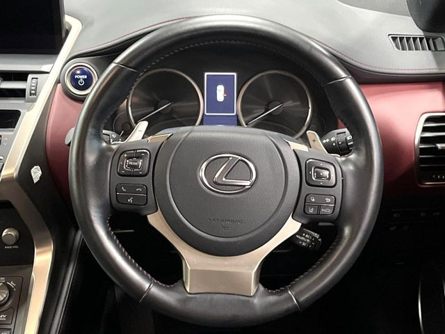 �C���e���A�ɍ��킹���f�U�C���̃X�e�A�����O�́A�^�]�������̂��Ƃ��l���A�^�]���₷���`��A�傫���ł��B�����x�A���ۂɐG���Ă��m���߂��������B