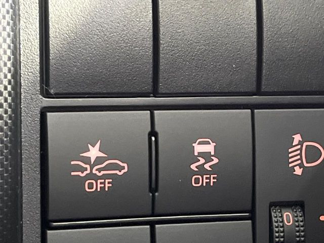 【横滑り防止装置】車両の横滑りを感知すると、自動的に車両の進行方向を保つように車両を制御します。雨の日など滑りやすい路面状況でも安全な運転が可能です。