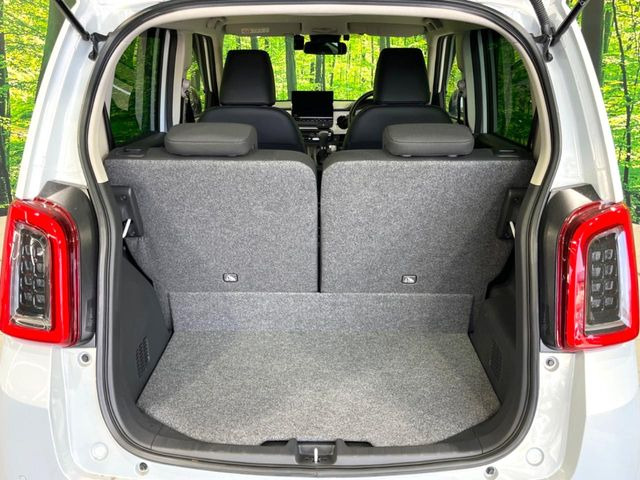 ���i�̂���������ʋ΁A���}���ɏ\���ȉ׎��X�y�[�X���m�ۂ��Ă���܂��B�Z�J���h�V�[�g��|���ƁA�傫�ȉו��̐ύڂ��\�ł���