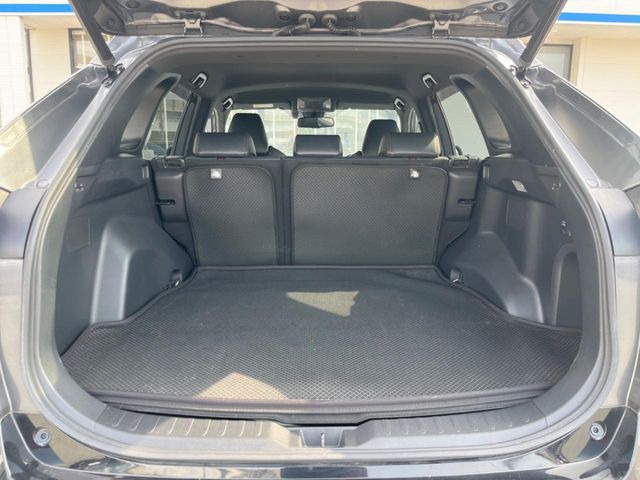 積み下ろしのしやすいデッキにはたっぷりと荷物を積み込んでいただけます。遊びから仕事まで、様々なシーンで頼れます♪