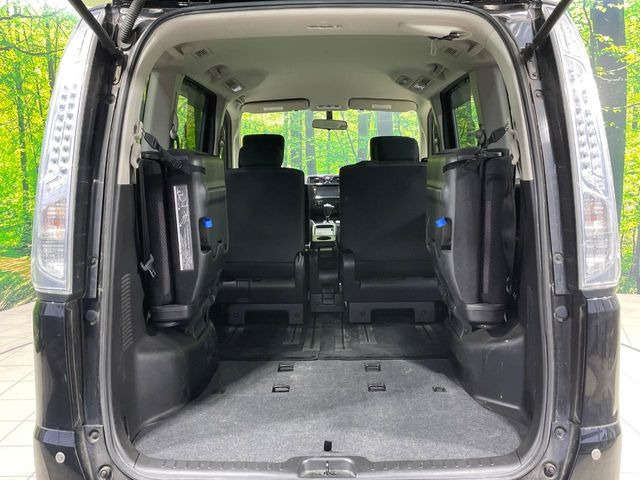 普段のお買い物や通勤、送迎等に十分な荷室スペースを確保しております。セカンドシートを倒すと、大きな荷物の積載も可能です♪