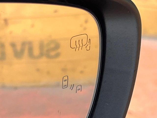 【ブラインドスポットモニター】走行中、ドアミラーの死角になりやすい箇所に後続車が接近するとサイドミラー付近に警告を表示、ドライバーに注意喚起をしてくれます。