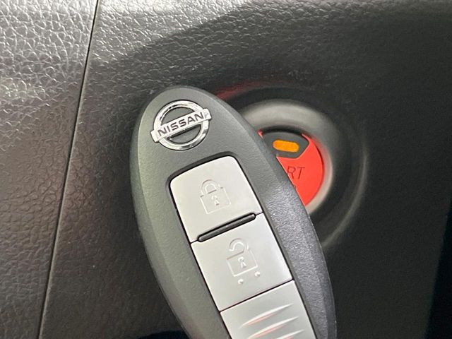 【インテリジェントキー】カバンやポケットに入れたままでもドアの施錠・解錠が可能なスマートキーを装備。エンジンのオン・オフ時もカギを取り出す必要が無いからとっても便利です♪