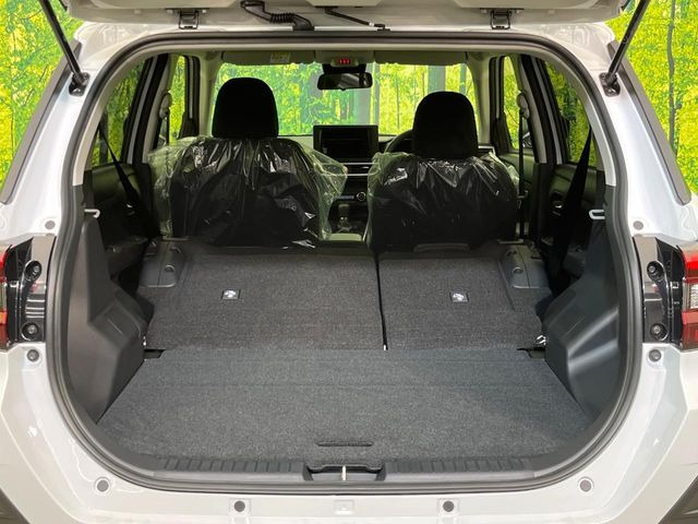 ラゲッジルームは、大容量のスペースを確保。普段のお買い物からレジャーまで、幅広く活躍してくれます!また、リアシートを倒すことでバリエーション豊かにお使いいただけます。
