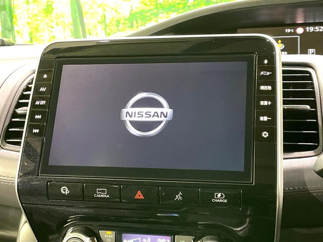 【純正10インチナビ】人気の純正ナビを装備しております。ナビの使いやすさはもちろん、オーディオ機能も充実!キャンプや旅行はもちろん、通勤や買い物など普段のドライブも楽しくなるはず♪