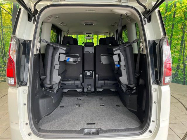 ���i�̂���������ʋ΁A���}���ɏ\���ȉ׎��X�y�[�X���m�ۂ��Ă���܂��B�Z�J���h�V�[�g��|���ƁA�傫�ȉו��̐ύڂ��\�ł���