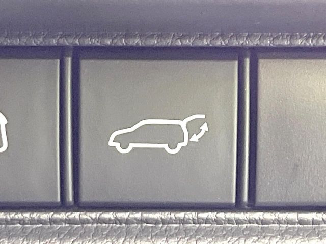 【パワーバックドア】スマートキーや運転席のボタンを押すだけでリアゲートが自動で開閉します!荷物を持っている時や、高い位置にあるバックドアを閉める際に便利な機能です♪