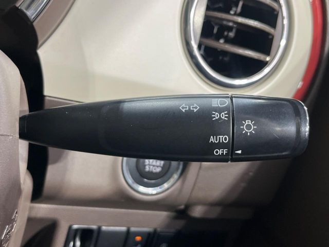 【オートライト】周りの明るさに応じて自動でヘッドライトの点灯・消灯ができる機能です!ライトの付け忘れ・消し忘れなどが無くなり、雨の日や夕方の走行も安心!トンネル通過時も便利ですね♪