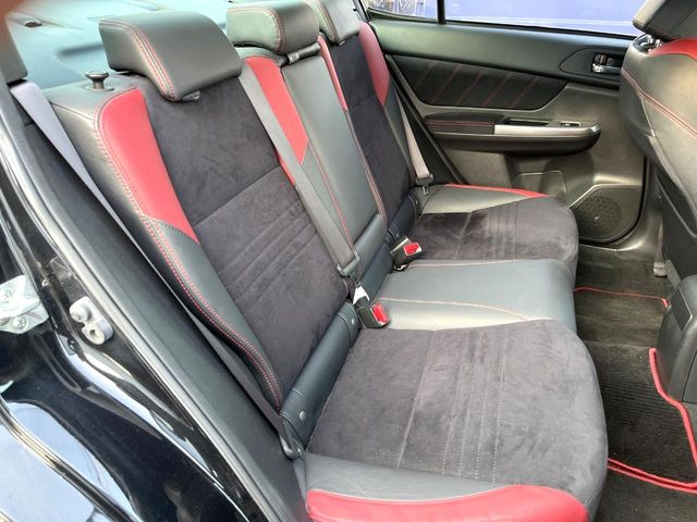 後部座席も気になるようなキズ・汚れやへたり等、大きなダメージはなく、良好な状態です。