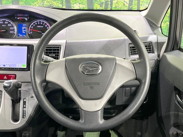 �C���e���A�ɍ��킹���f�U�C���̃X�e�A�����O�́A�^�]�������̂��Ƃ��l���A�^�]���₷���`��A�傫���ł��B�����x�A���ۂɐG���Ă��m���߂��������B