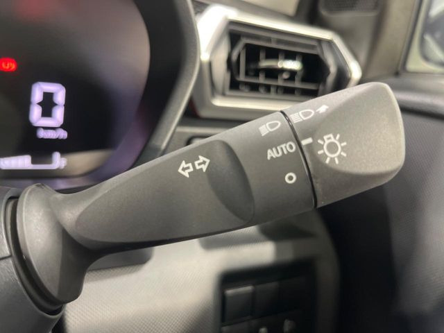 【オートライト】周りの明るさに応じて自動でヘッドライトの点灯・消灯ができる機能です!ライトの付け忘れ・消し忘れなどが無くなり、雨の日や夕方の走行も安心!トンネル通過時も便利ですね♪
