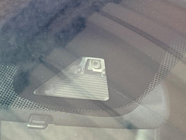 �y�z���_�Z���V���O�z���s���ɑO���̎ԗ�����F�����A�Փ˂������Ȏ��͌x��ƃu���[�L�ŏՓˉ���Ɣ�Q�y�����A�V�X�g�B�����S�Ƀh���C�u�����y���݂��������܂��B