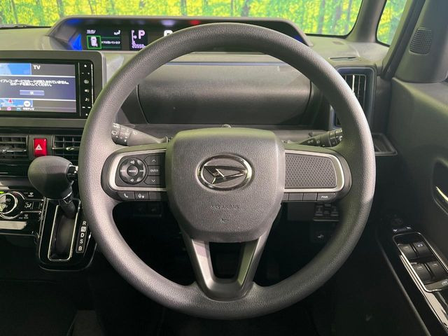 �C���e���A�ɍ��킹���f�U�C���̃X�e�A�����O�́A�^�]�������̂��Ƃ��l���A�^�]���₷���`��A�傫���ł��B�����x�A���ۂɐG���Ă��m���߂��������B