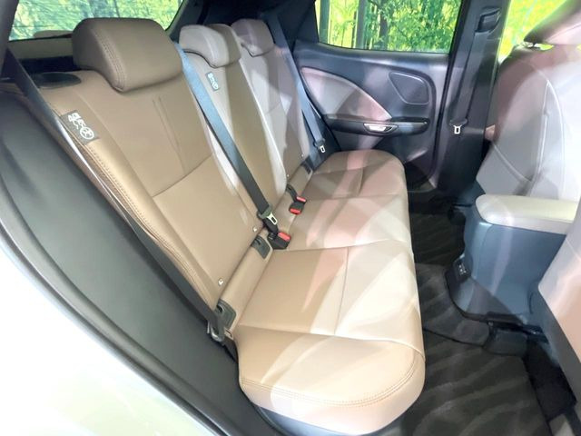 後部座席も気になるようなキズ・汚れやへたり等、大きなダメージはなく、良好な状態です。