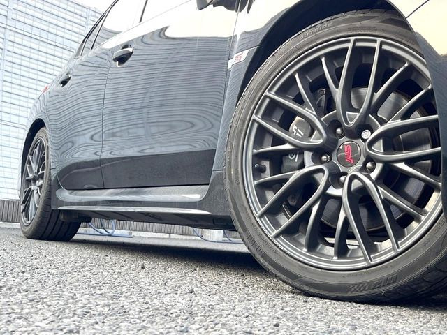 【純正18インチアルミホイール】外観にマッチした純正アルミホイールを装着しております。各種社外アルミホイールや、スタッドレスタイヤも取扱いしております。是非ご相談ください♪