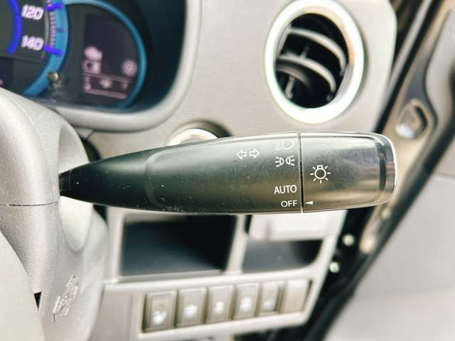 �y�I�[�g���C�g�z�ԊO�̖��邳�����m���āA�����I�Ƀw�b�h���C�g��_�����Ă���܂���g���l���𑖍s����ۂɂ��A�����I�ɓ_�����Ă���ĕ֗��ȑ�����1�ł���