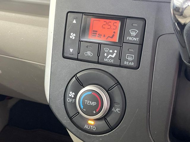 【オートエアコン】一度お好みの温度に設定すれば、車内の温度を検知し風量や温度を自動で調整。暑い&hellip;寒い&hellip;と何度もスイッチ操作をする必要はありません。快適な車内空間には必須の機能ですね♪