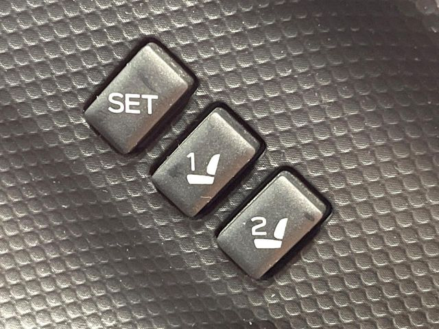 【メモリー機能付きパワーシート】ドライバーごとに設定したシート位置を記憶して、ボタン一つで切り替えできる便利な機能!運転する方が複数名いらっしゃるご家庭におすすめです♪