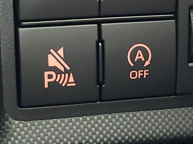 【アイドリングストップ】赤信号や渋滞で停車した際にエンジンを停止し、無駄な燃料の消費を抑えます。燃費向上や環境保護につなげる機能♪エンジンはブレーキを離せば再始動します。