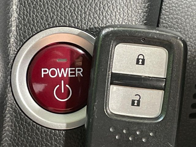 �yHonda�X�}�[�g�L�[�z�J�o����|�P�b�g�ɓ��ꂽ�܂܂ł��h�A�̎{���E�������\�ȃX�}�[�g�L�[�𑕔��B�G���W���̃I���E�I�t�����J�M�����o���K�v����������Ƃ��Ă��֗��ł���