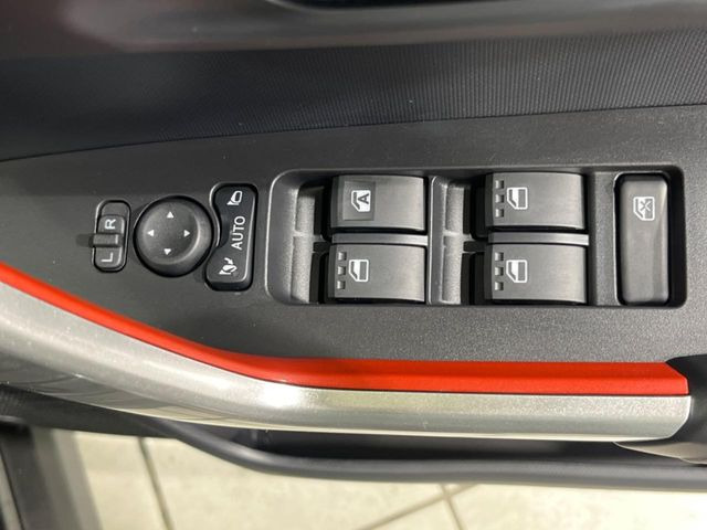 【電動格納ミラー】サイドミラーは電動格納式となっており、狭い駐車場でもキズがつくリスクを抑えられます。